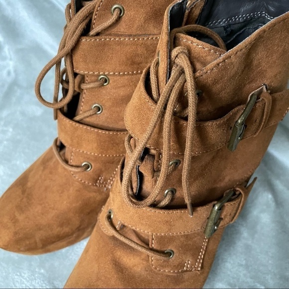 Report Stacked Heel Lace Up Bootie Double Buckle Cognac Faux Suede Size 8.5 - Picture 6 of 11